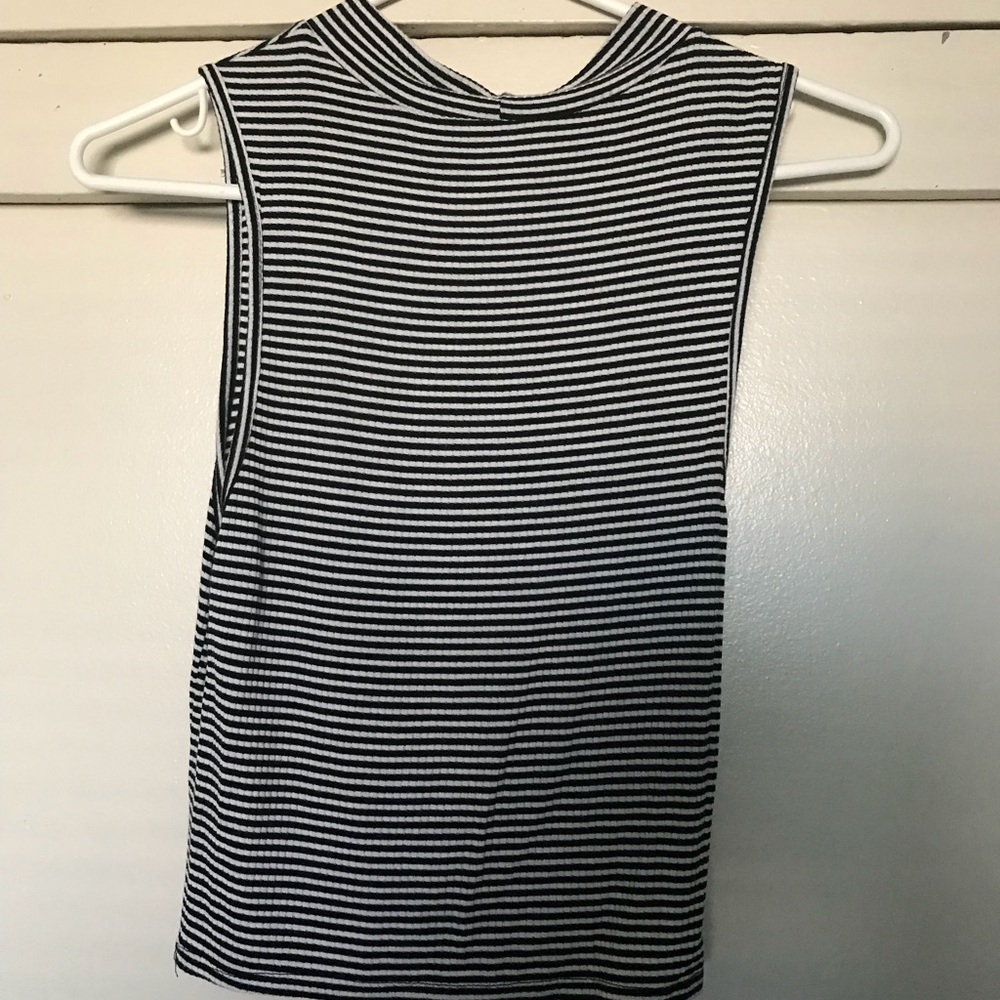 Crop top - Picture 2 of 3